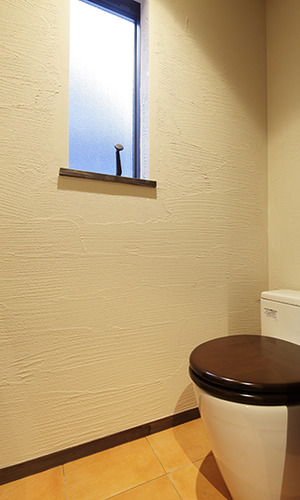 コントラストの効いたお洒落なトイレ