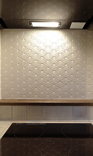 花をモチーフにしたテクスチャの壁