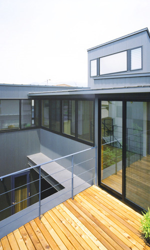 晴れた日は２階のテラスでもくつろげる