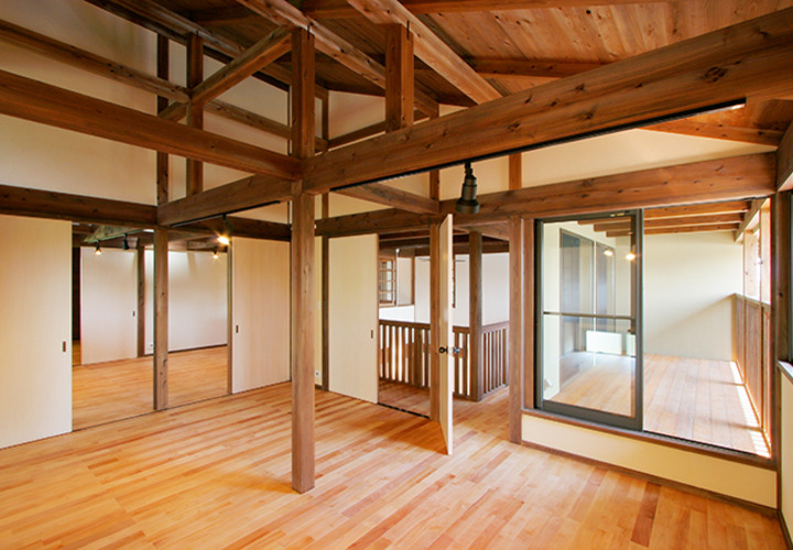 室内と繋がるように広がるバルコニー