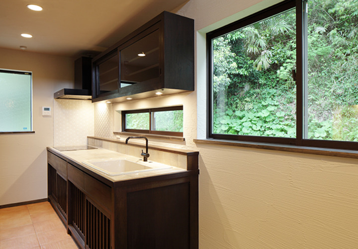 緑溢れる風景を望むキッチン