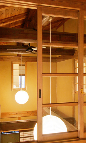 シーリングファンで空気の流れる室内