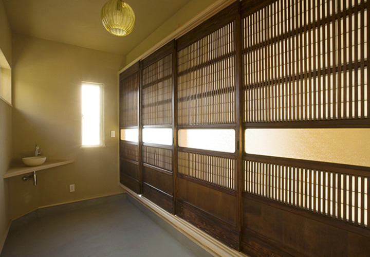 和モダンな洗面室