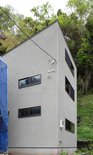 横長の窓が並ぶ外観