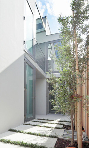 玄関へのアプローチ