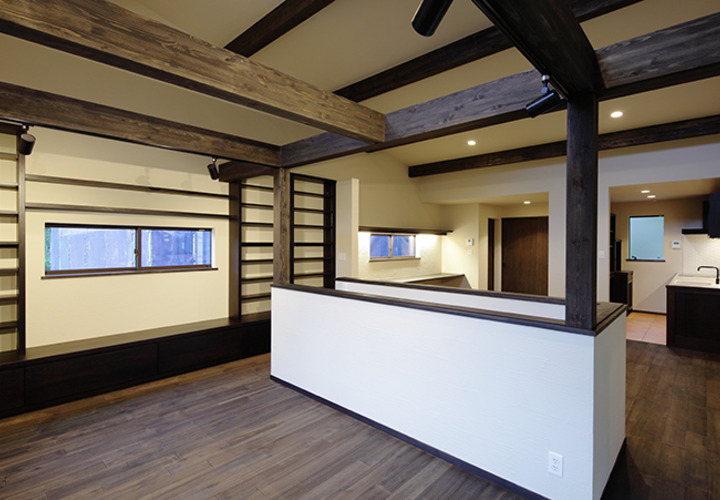 部屋の中心にある階段