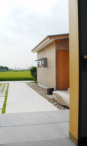 玄関からアプローチを見る