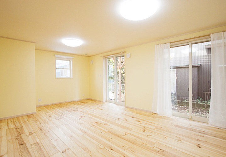 庭につながる広々リビング