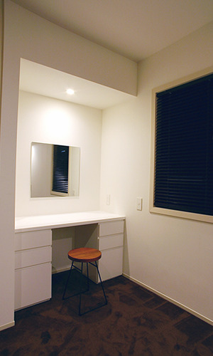 子世帯寝室に面した化粧コーナー