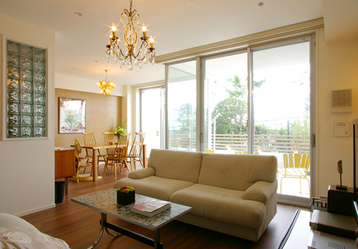 リビングからダイニングを見る