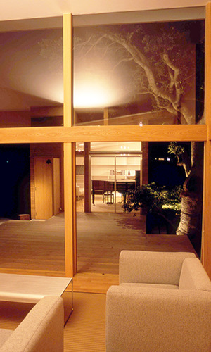 リビング、テラス、音楽室の夕景