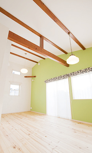 梁から下がる照明