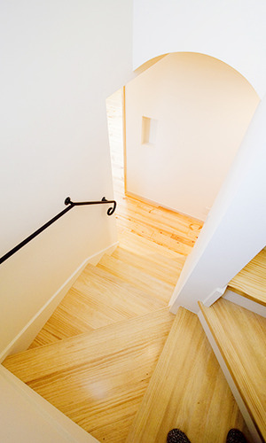 アイアンの手すりが設置された階段スペース