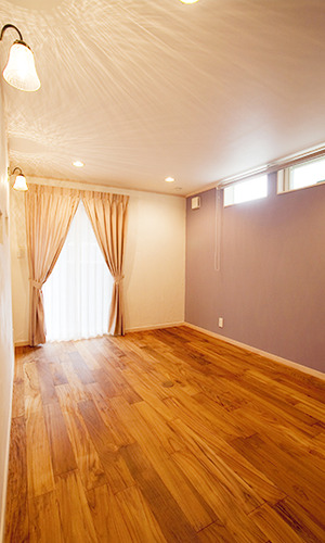 ラベンダー色の壁面