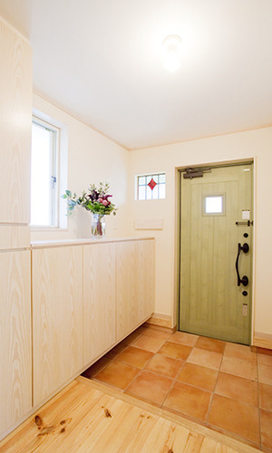 ナチュラルな雰囲気のグリーンの玄関ドア