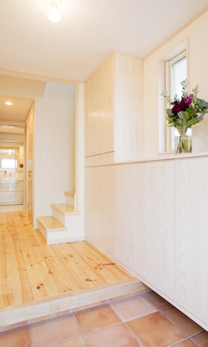 大容量の収納スペース付き玄関