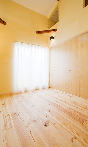 木の質感が暖かい洋室