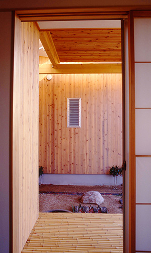 和室から坪庭をみる