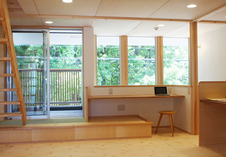 ダイニングから森が望めます