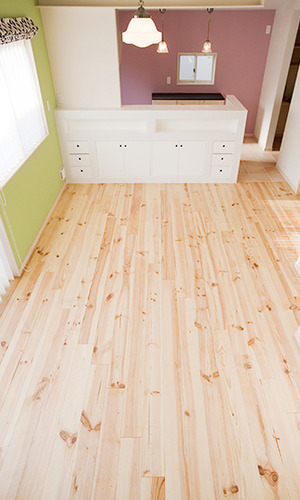 白木がナチュラルなダイニング床