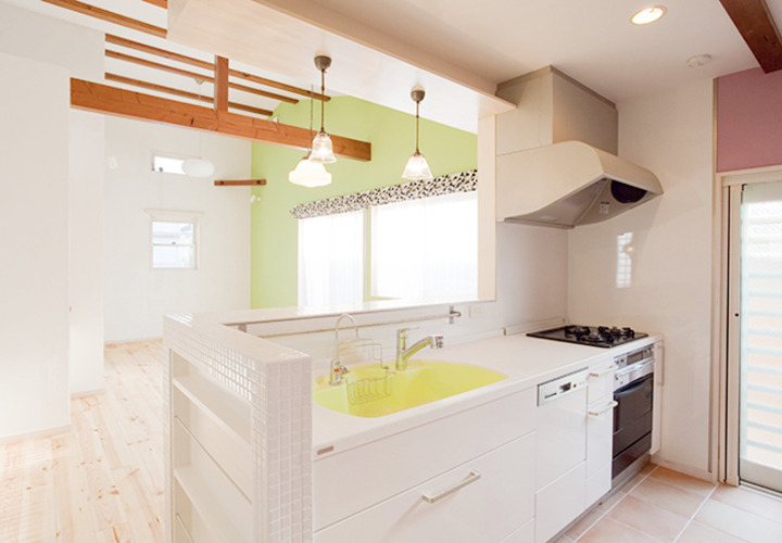 ホワイトタイルのキッチン横の棚