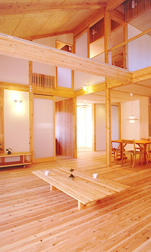 リビングは２階と吹き抜けでつながっています。