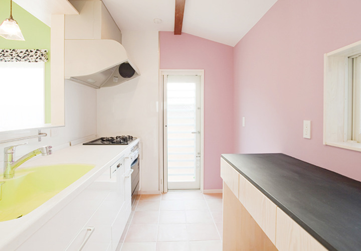 ピンク色のキッチンの壁