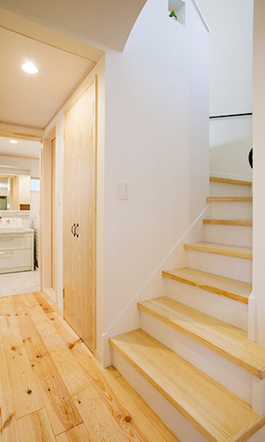 白木がナチュラルなオープン階段
