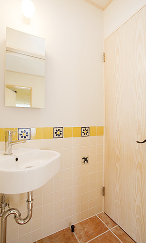 イエロータイルがアクセントの洗面スペース