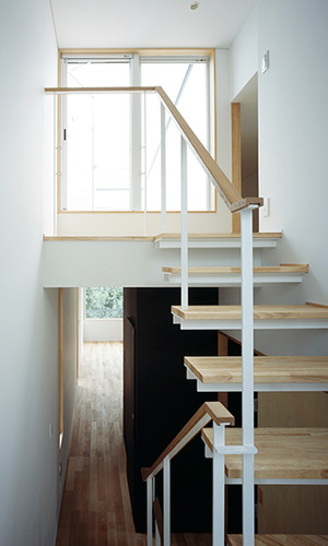 3階踊り場から4階を見る