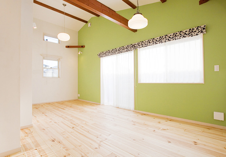 ライトグリーンが爽やかなリビング壁