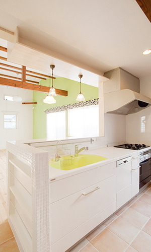 素焼きのタイルを敷き詰めたキッチン床