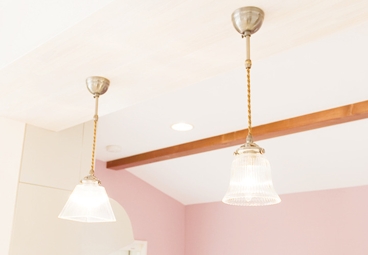 天井に設置されたゴールド金具のガラス照明