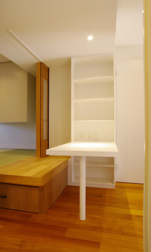 和室に併設された書斎コーナー