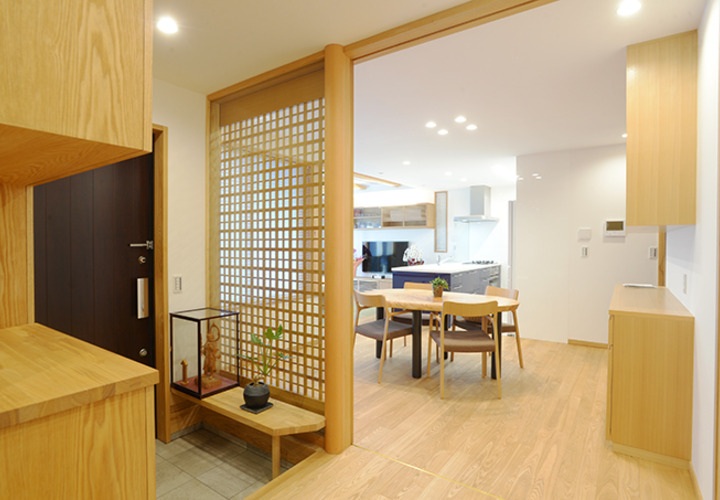 玄関ホールから親世帯の居間を見る