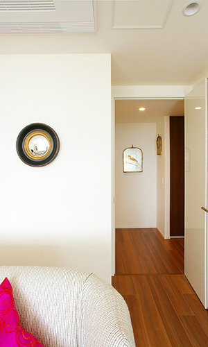 リビングから廊下を見る