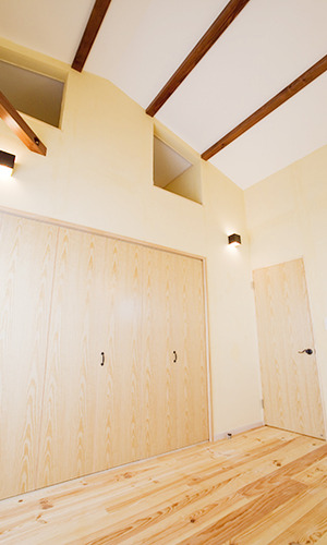 広々天井で開放感あふれるリビング