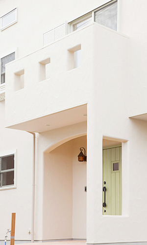 アーチ状の玄関ポーチ