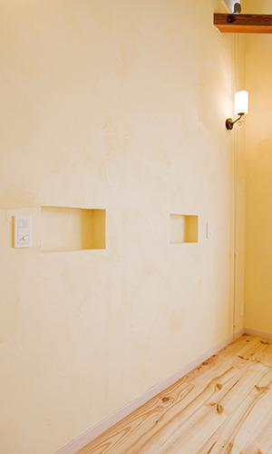 壁面の作り付け棚がアクセントに