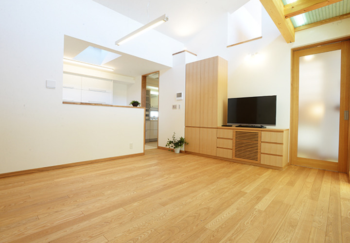 居間からキッチン方向を見る