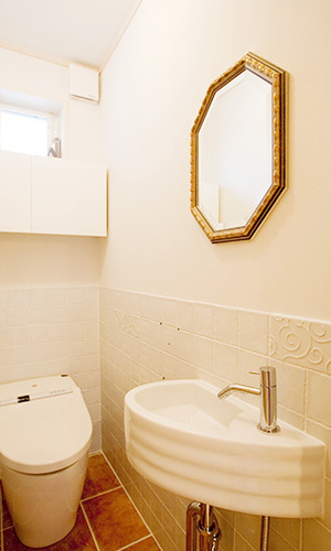 ブラウンの床がアクセントになったトイレ