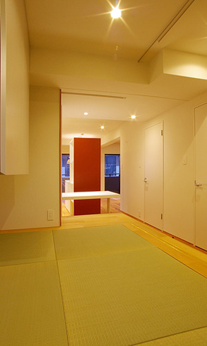 和室からリビング方向を見る