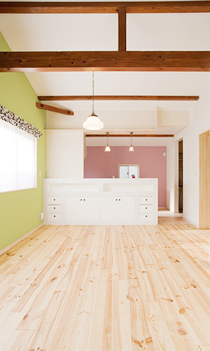 ナチュラルな雰囲気のダイニング上の梁