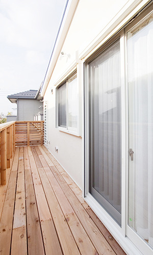 木のベランダスペース