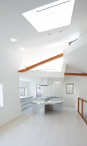 空間の至るところに取り付けられた窓からの光