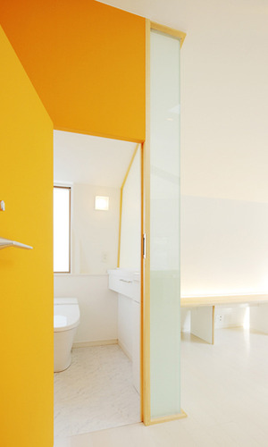 階段を上がると真正面にある、２階トイレスペースをみる