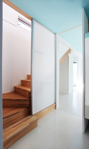 玄関から真正面にある緩やかな階段をみる