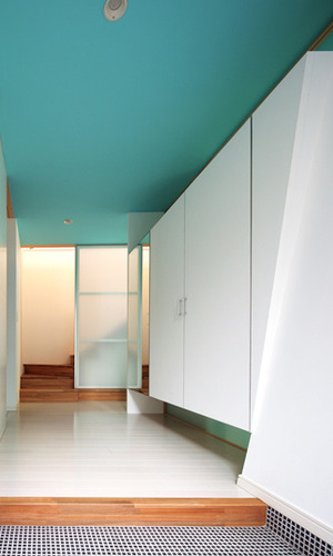 玄関から階段をみる