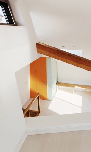 ロフトからリビングを眺める