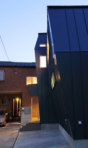 夕暮れ，ぽち窓から漏れる室内の明かり